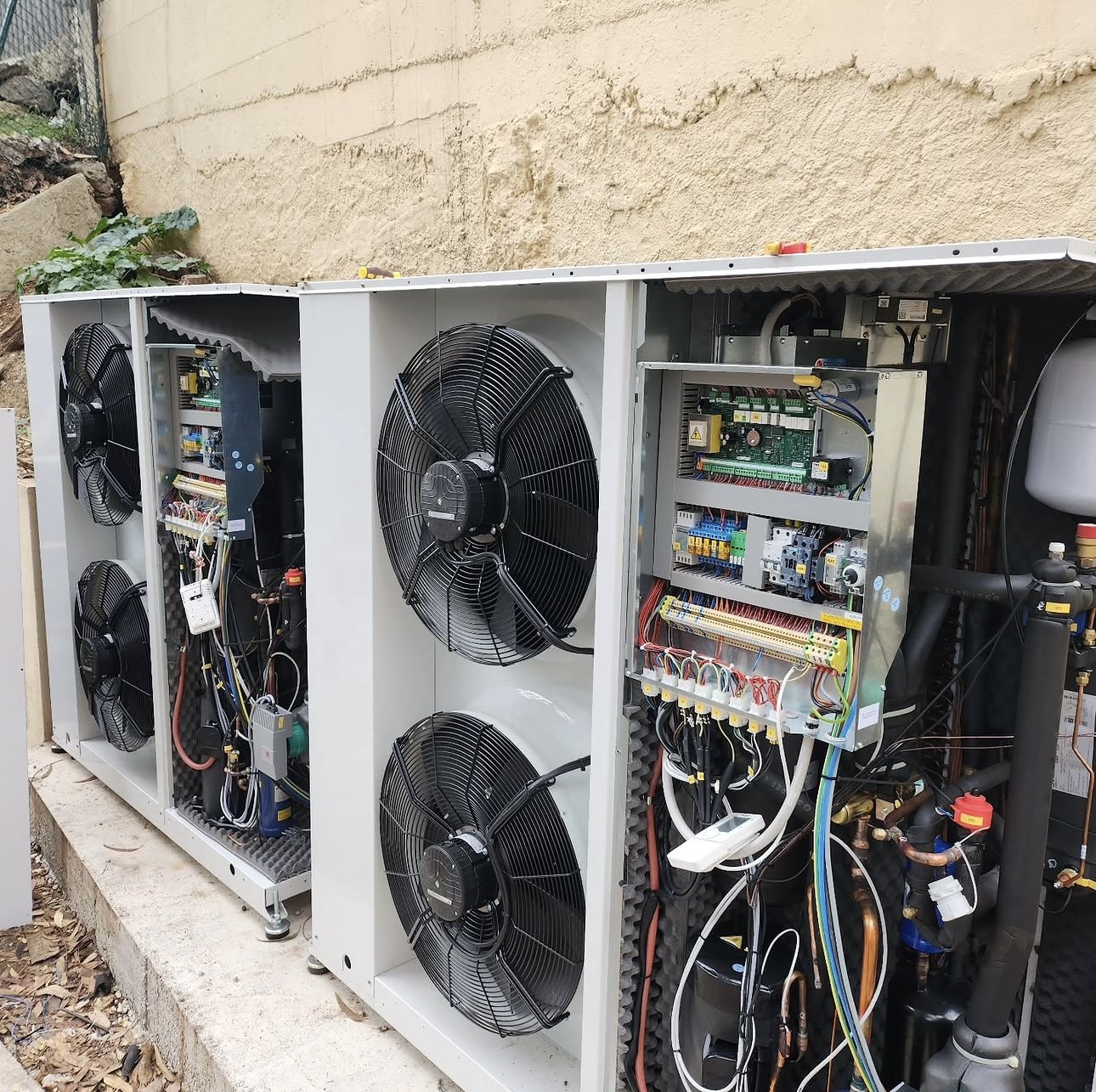 Cuadro eléctrico y tuberías de la instalación
